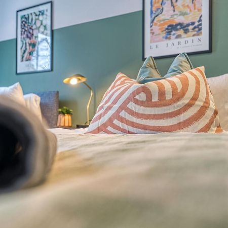 2 Bedroom Stylish Spacious Apt, Sleeps 6, Central Cheltenham, With Free Parking - By Blue Puffin Stays Екстериор снимка