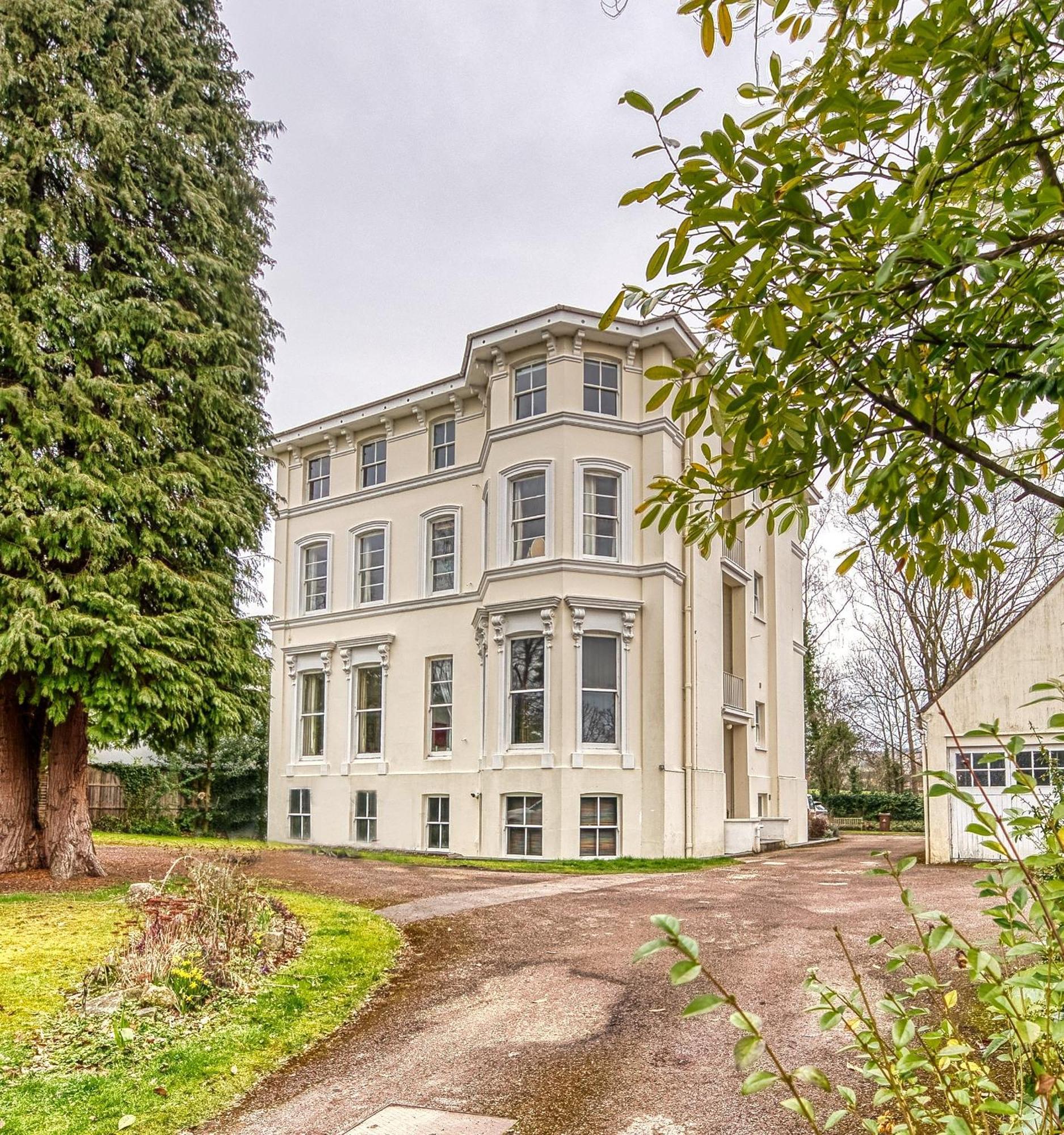 2 Bedroom Stylish Spacious Apt, Sleeps 6, Central Cheltenham, With Free Parking - By Blue Puffin Stays Екстериор снимка