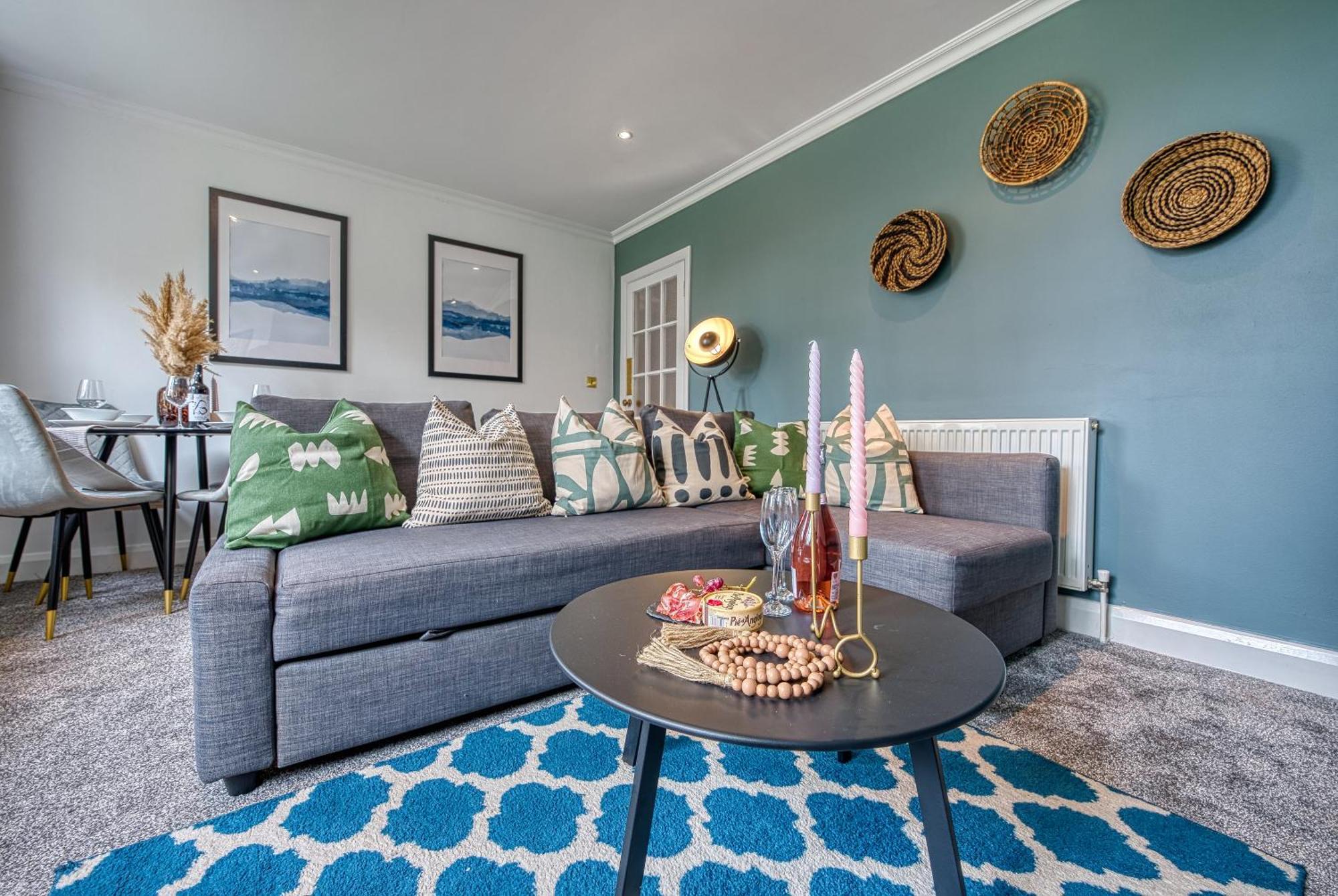 2 Bedroom Stylish Spacious Apt, Sleeps 6, Central Cheltenham, With Free Parking - By Blue Puffin Stays Екстериор снимка