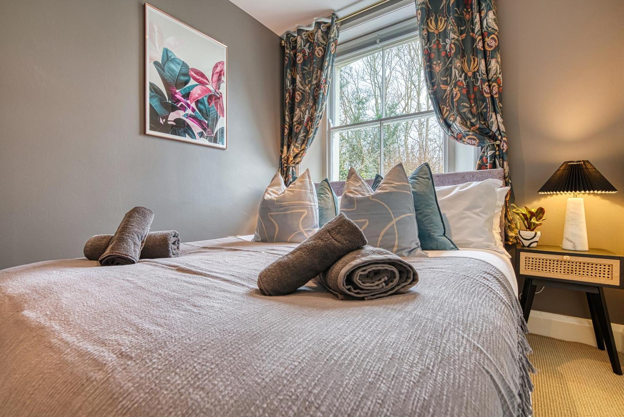 2 Bedroom Stylish Spacious Apt, Sleeps 6, Central Cheltenham, With Free Parking - By Blue Puffin Stays Екстериор снимка