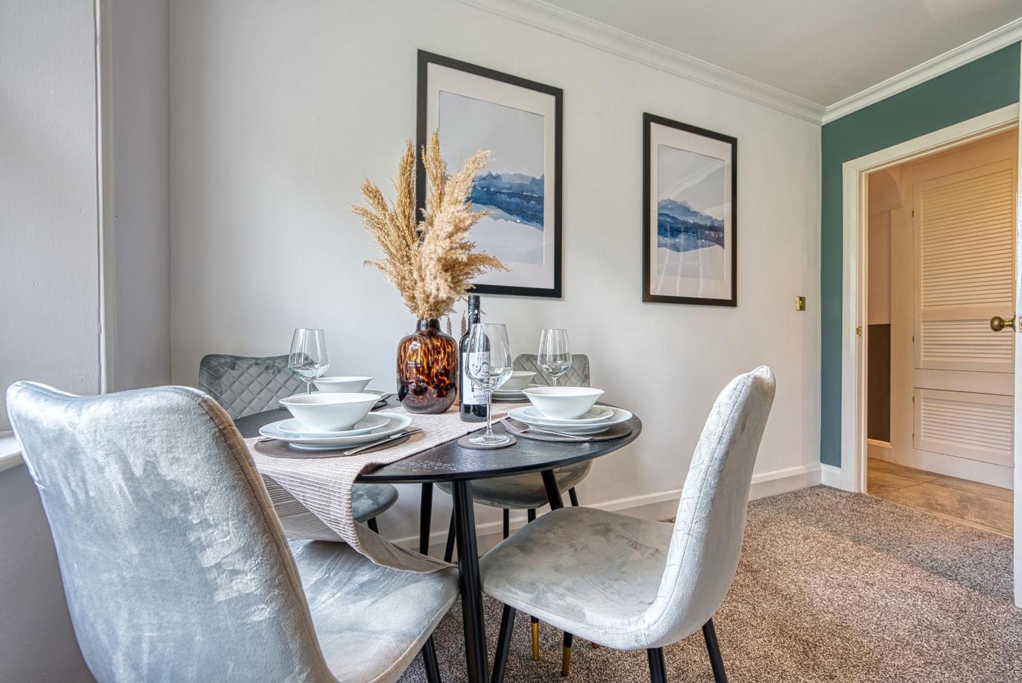 2 Bedroom Stylish Spacious Apt, Sleeps 6, Central Cheltenham, With Free Parking - By Blue Puffin Stays Екстериор снимка