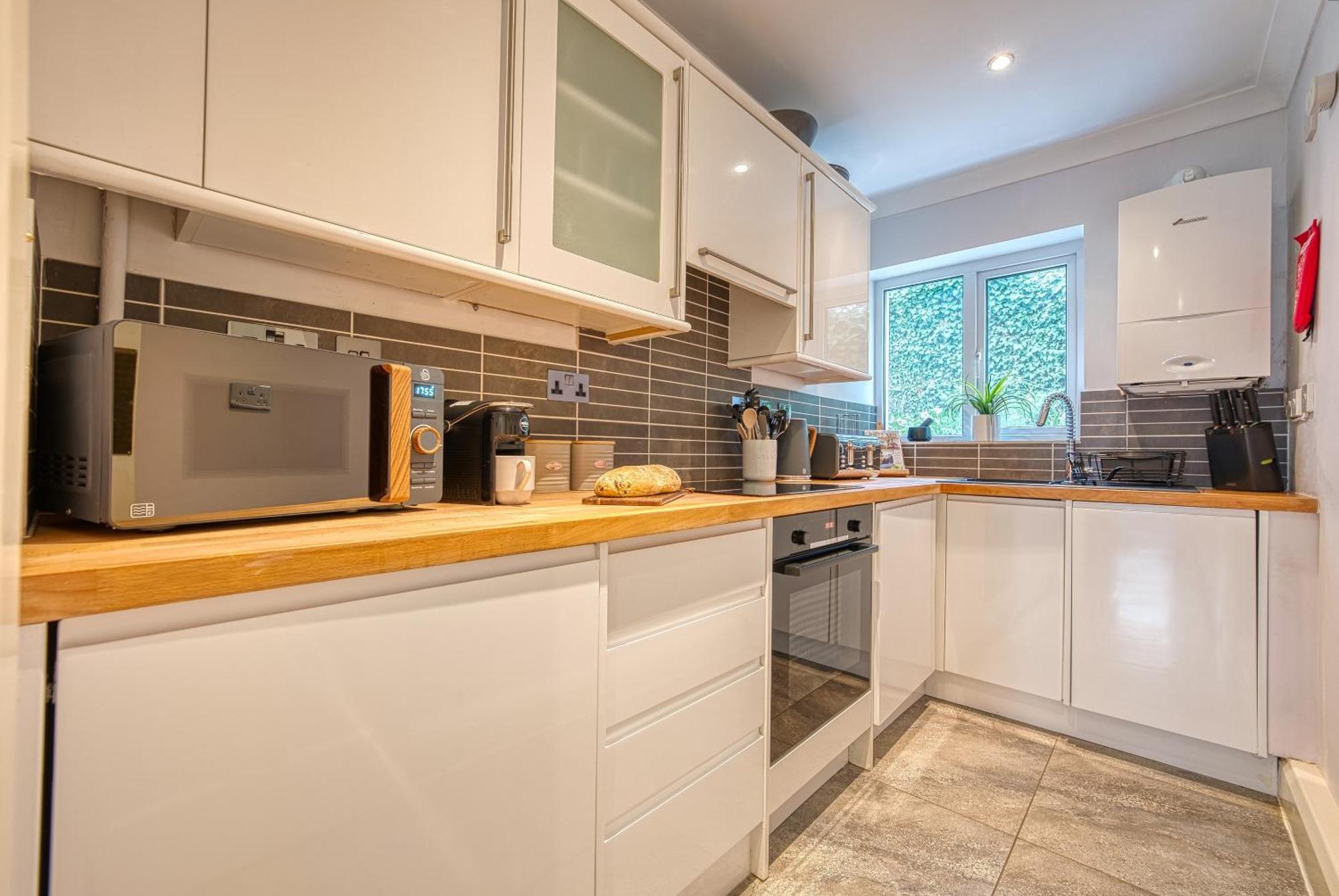 2 Bedroom Stylish Spacious Apt, Sleeps 6, Central Cheltenham, With Free Parking - By Blue Puffin Stays Екстериор снимка