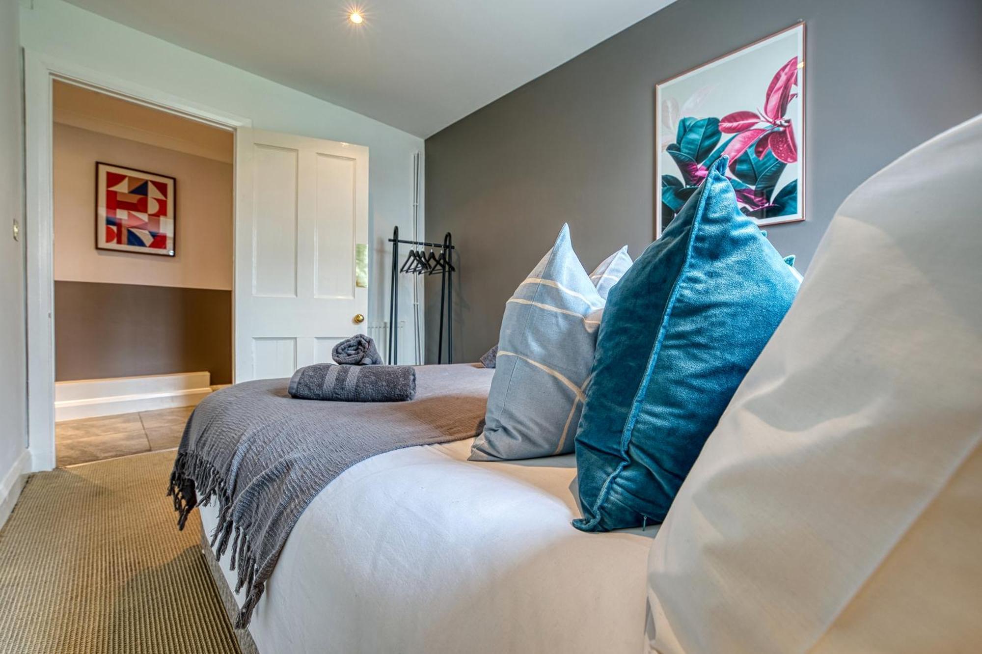 2 Bedroom Stylish Spacious Apt, Sleeps 6, Central Cheltenham, With Free Parking - By Blue Puffin Stays Екстериор снимка