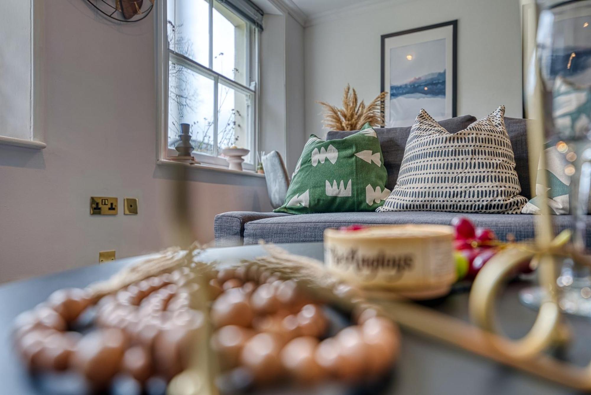 2 Bedroom Stylish Spacious Apt, Sleeps 6, Central Cheltenham, With Free Parking - By Blue Puffin Stays Екстериор снимка