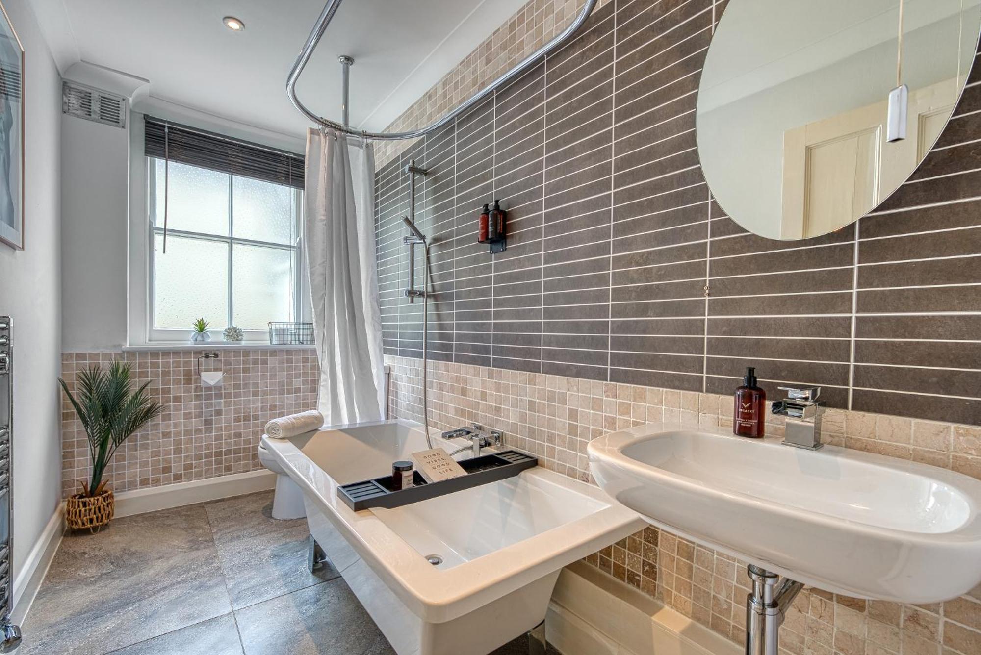 2 Bedroom Stylish Spacious Apt, Sleeps 6, Central Cheltenham, With Free Parking - By Blue Puffin Stays Екстериор снимка