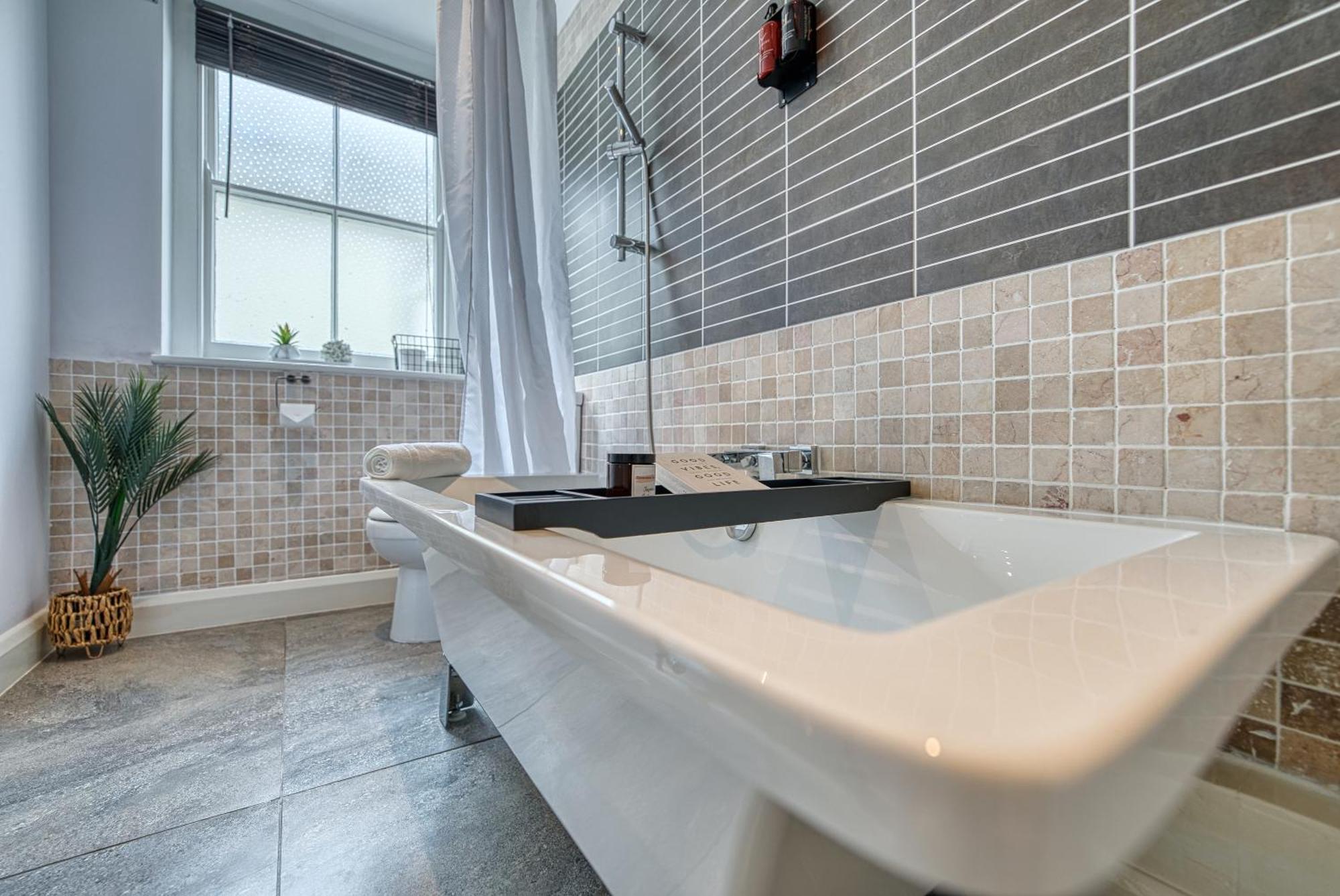 2 Bedroom Stylish Spacious Apt, Sleeps 6, Central Cheltenham, With Free Parking - By Blue Puffin Stays Екстериор снимка