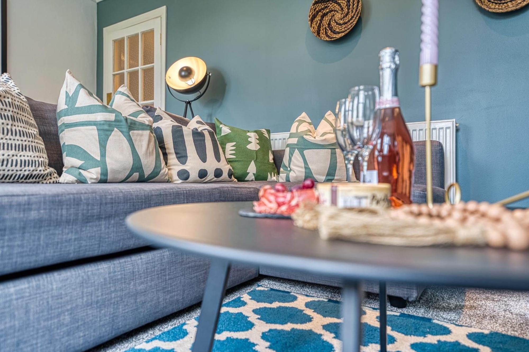 2 Bedroom Stylish Spacious Apt, Sleeps 6, Central Cheltenham, With Free Parking - By Blue Puffin Stays Екстериор снимка