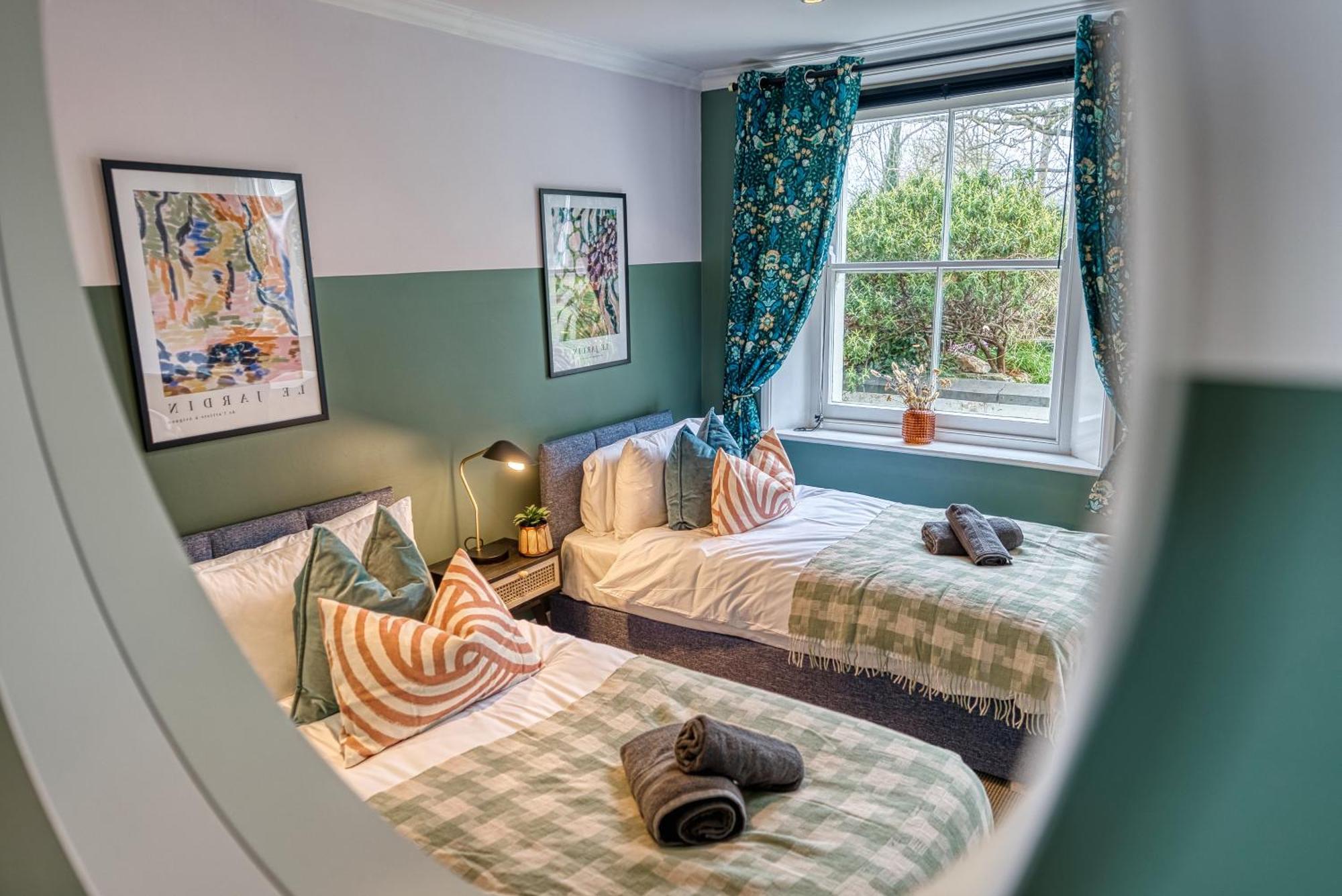 2 Bedroom Stylish Spacious Apt, Sleeps 6, Central Cheltenham, With Free Parking - By Blue Puffin Stays Екстериор снимка
