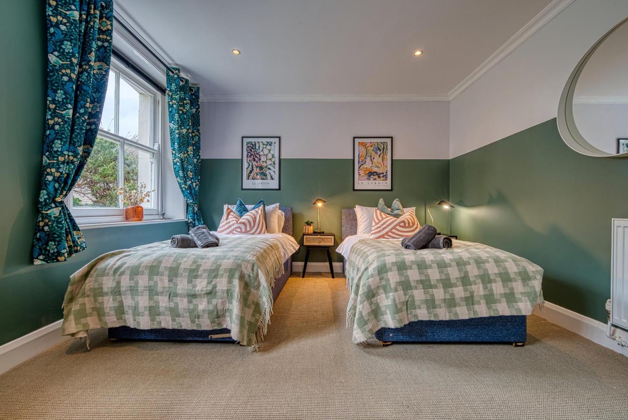2 Bedroom Stylish Spacious Apt, Sleeps 6, Central Cheltenham, With Free Parking - By Blue Puffin Stays Екстериор снимка