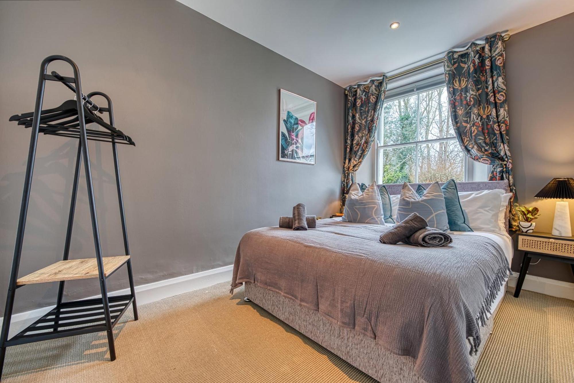 2 Bedroom Stylish Spacious Apt, Sleeps 6, Central Cheltenham, With Free Parking - By Blue Puffin Stays Екстериор снимка