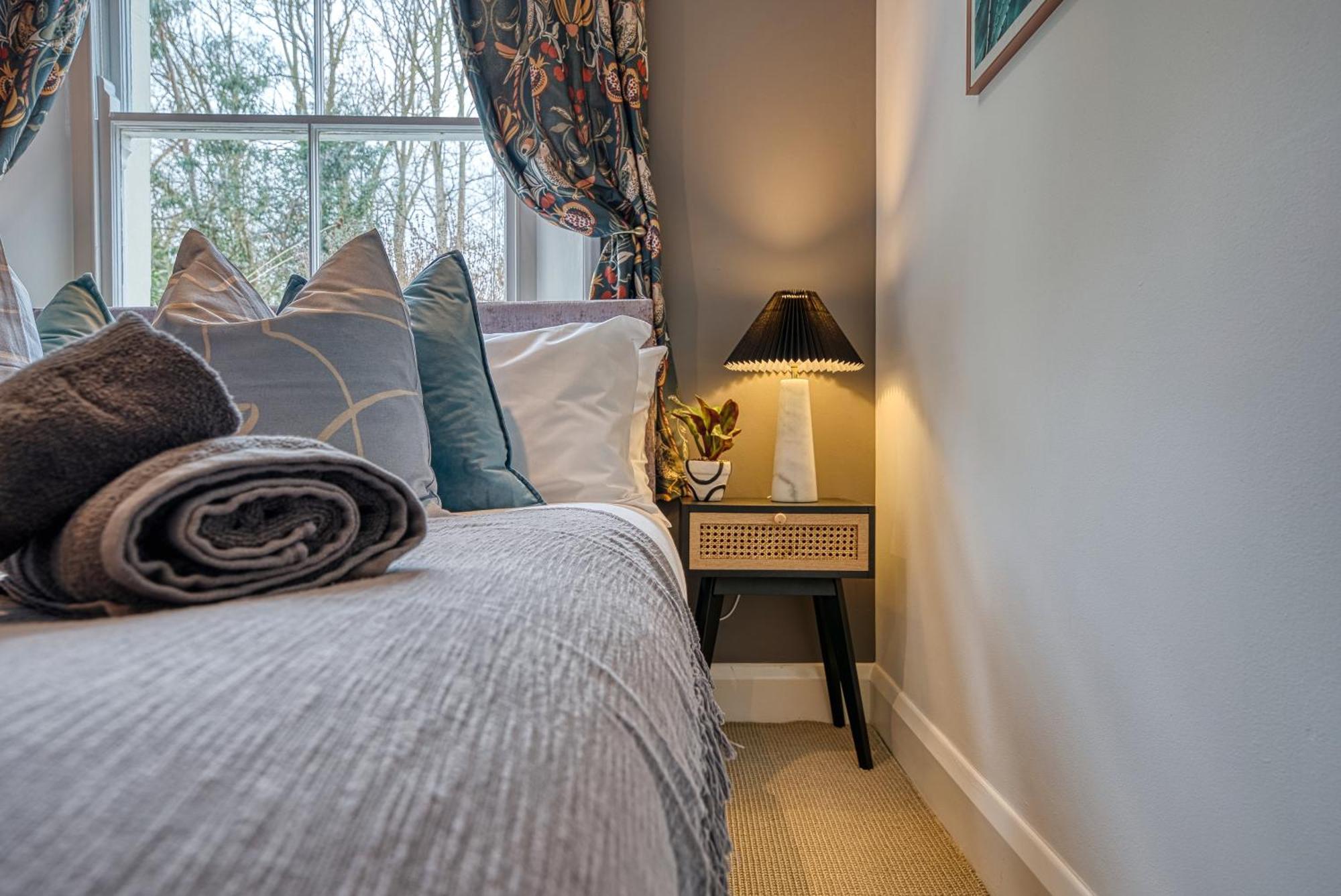2 Bedroom Stylish Spacious Apt, Sleeps 6, Central Cheltenham, With Free Parking - By Blue Puffin Stays Екстериор снимка