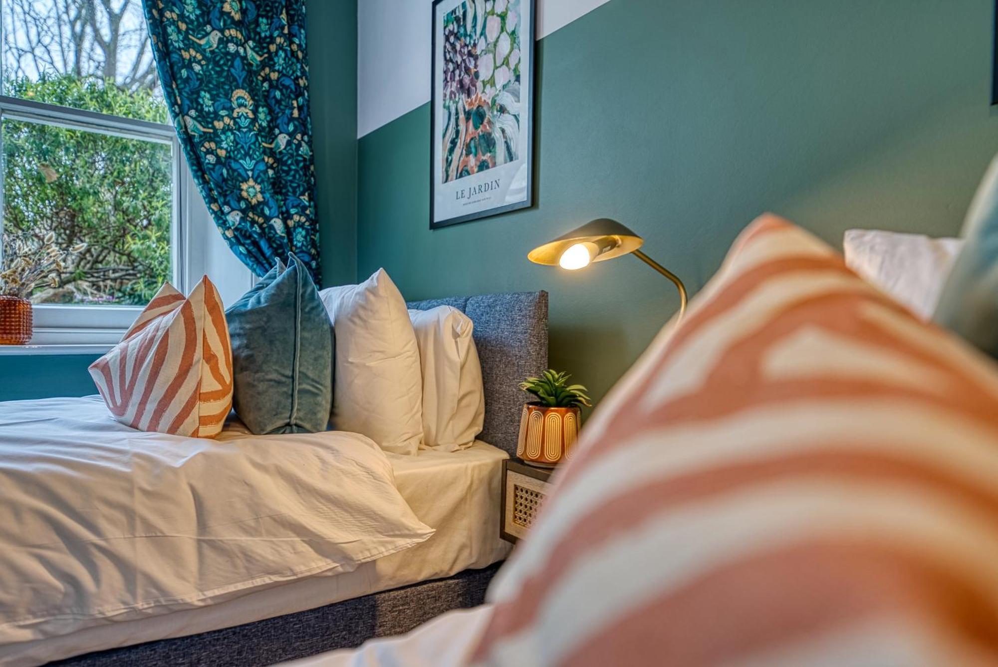 2 Bedroom Stylish Spacious Apt, Sleeps 6, Central Cheltenham, With Free Parking - By Blue Puffin Stays Екстериор снимка