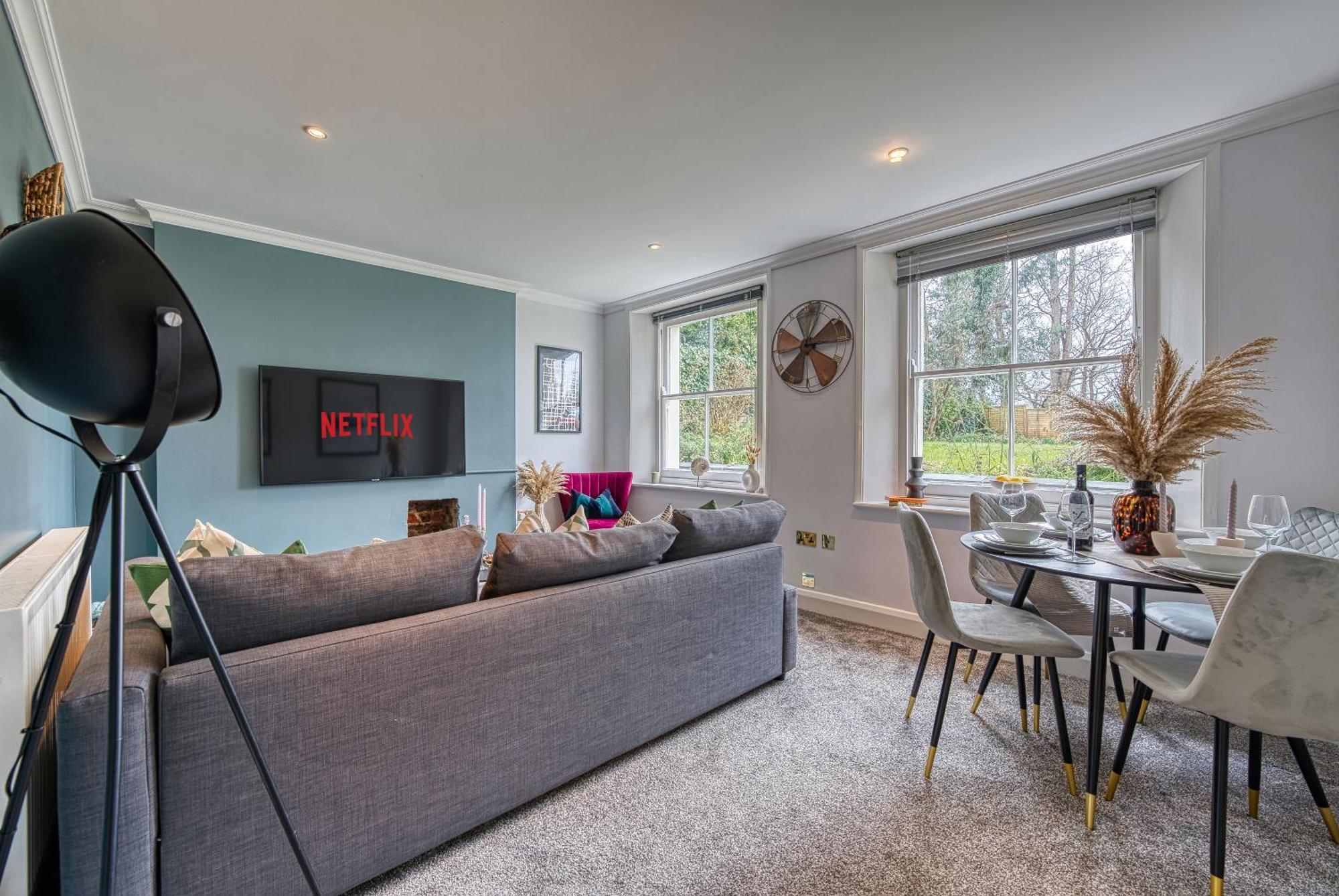 2 Bedroom Stylish Spacious Apt, Sleeps 6, Central Cheltenham, With Free Parking - By Blue Puffin Stays Екстериор снимка